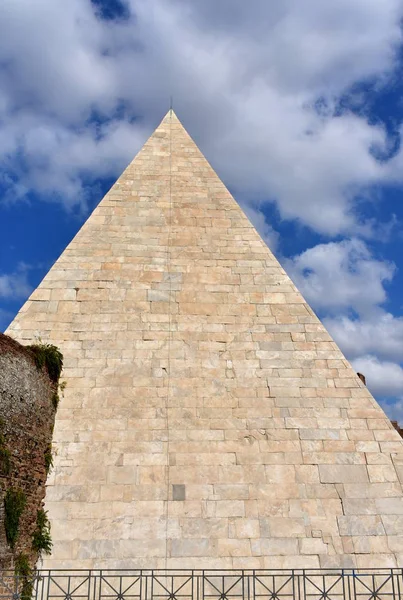 古罗马金字塔 Piramide Caio Cestio Cestius金字塔 也被称为Piramide Cestia 意大利罗马 — 图库照片