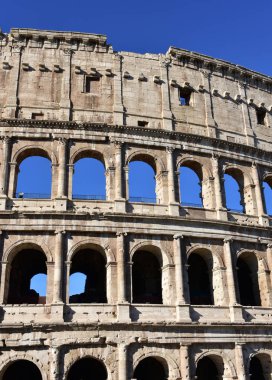 Mavi gökyüzü ile Colosseo. Roma, İtalya.
