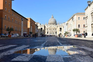 Aziz Peters Bazilikası (Vatikan Şehri) su birikintisi yansıması. Roma, İtalya. 16 Ekim 2019.