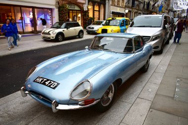 Noel 'de Bond Caddesi' nde klasik mavi Jaguar arabası. Londra, Birleşik Krallık. 30 Aralık 2018.