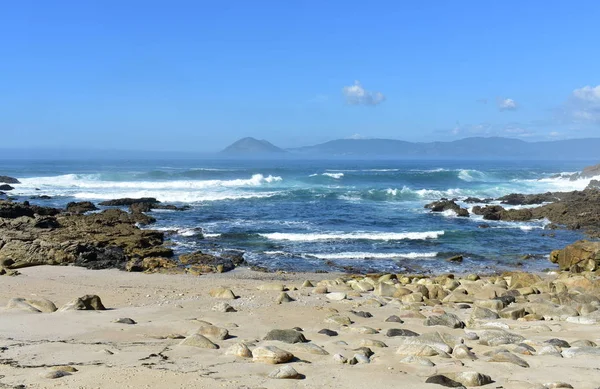 狂野的小海滩 岩石和海浪冲破 带着薄雾和蓝天的海湾 西班牙加利西亚阿科鲁纳省Barona — 图库照片