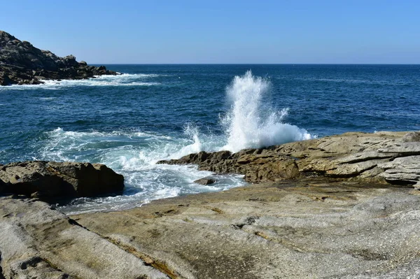 Paysage Marin Avec Des Vagues Brisant Contre Les Rochers Ciel — Photo