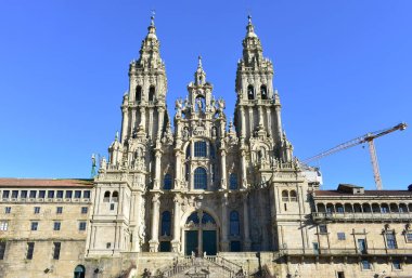 Katedral, barok cephesi ve Praza do Obradoiro 'nun mavi gökyüzü kuleleri. Santiago de Compostela, İspanya.