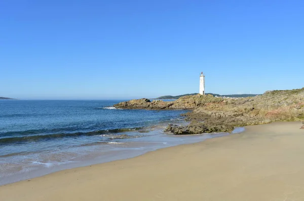 Spiaggia Con Sabbia Bagnata Rocce Faro Con Cielo Blu Muxia — Foto Stock