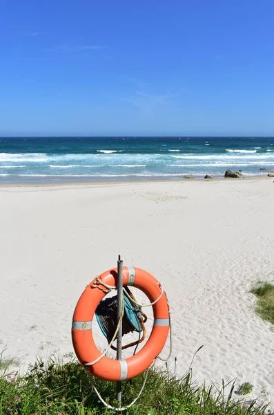 海滩上有救生员 白色的沙滩和汹涌澎湃的碧绿大海 充满泡沫的汹涌大海 阳光灿烂的一天 Viveiro Lugo 西班牙 — 图库照片