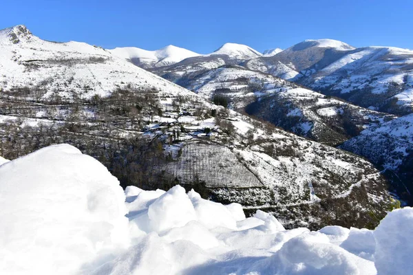 Winter Landscape Snowy Mountains Small Village Slope Blue Sky Ancares — Stock Photo, Image