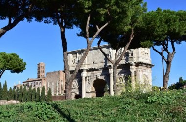Cosettin çan kulesinde Basilica di Santa Maria ile Constantine Kemeri veya Arco di Constantino 'nun görüntüsü. Roma, İtalya.