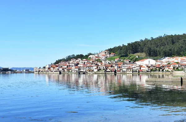 Piccolo Villaggio Pescatori Con Cielo Azzurro Riflessi Acqua Combarro Pontevedra — Foto Stock