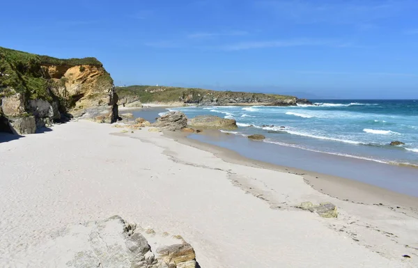 阳光灿烂的海滩上 白沙滩 悬崖和波浪冲破 Viveiro Lugo Galicia Spain — 图库照片