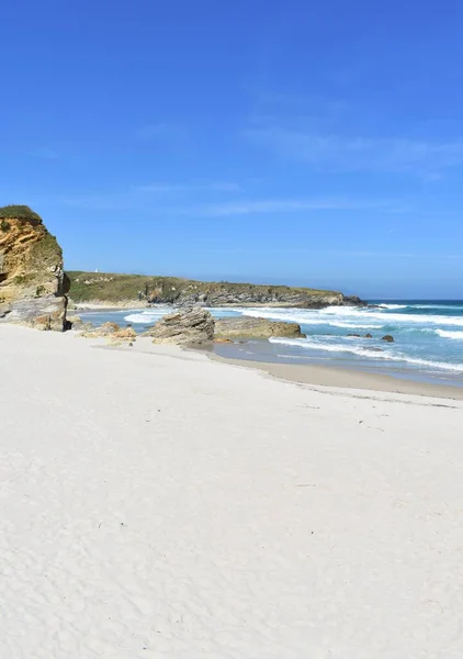 Summer Landscape White Sand Beach Cliff Rocks Waves Breaking Viveiro — Stock Photo, Image