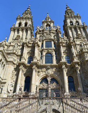 Katedral, Praza do Obradoiro 'dan mavi gökyüzü manzaralı. Santiago de Compostela, Galiçya, İspanya.