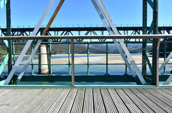 Strand Mit Wald Und Zwei Eisenbahnbrücken Über Den Küstenfluss Sor — Stockfoto