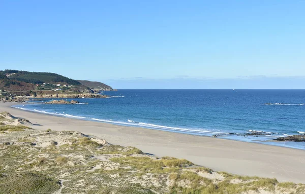 Praia Com Calçadão Dunas Areia Com Grama Céu Azul Arteixo — Fotografia de Stock