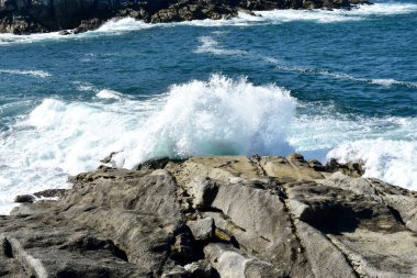 Vahşi dalgalar kayalara çarpıyor. Galiçya, İspanya.