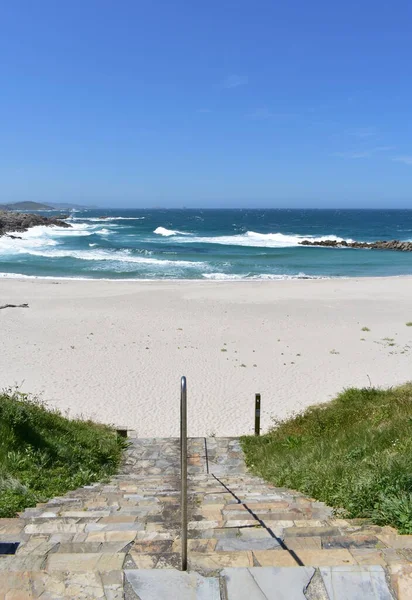 Praia Com Escadas Pedra Areia Branca Mar Selvagem Com Ondas — Fotografia de Stock