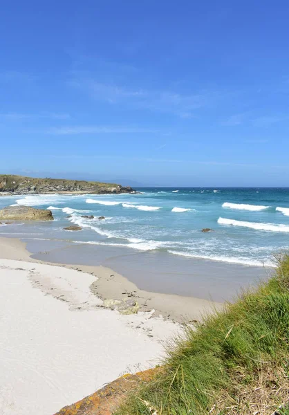 Spiaggia Selvaggia Con Onde Sabbia Bianca Scogliera Con Cielo Blu — Foto Stock