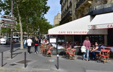 Teraslı Paris kafeleri ve Champ-de-Mars 'a yakın Invalides Quarter' da insanlar var. Paris, Fransa. 16 Ağustos 2019.
