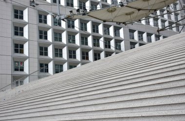 Paris 'in finans bölgesindeki fütürist La Grande Arche de La Defense. Paris, Fransa. 15 Ağustos 2018. 