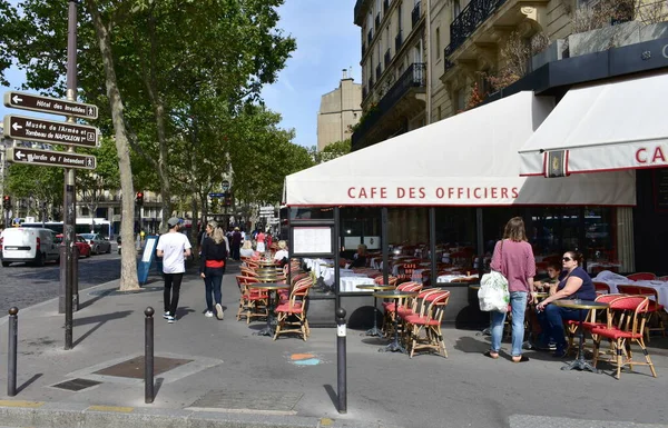 파리에는 계단식논 카페와 Champ Mars 가까운 Invalides Quarter 사람들이 프랑스 — 스톡 사진