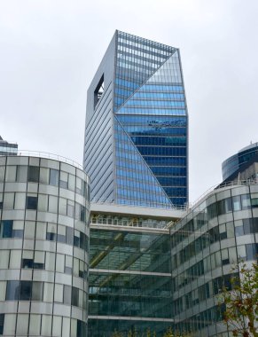 La Defense Paris 'in iş bölgesinde modern mimari örneği. Paris, Fransa. 15 Ağustos 2018.