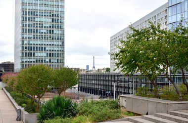 La Defense Paris 'in iş bölgesinde modern mimari örneği. Paris, Fransa. 15 Ağustos 2018.