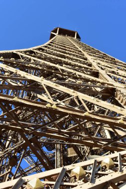 Eyfel ya da Eyfel Kulesi, Champ-de-Mars 'tan mavi gökyüzü. Paris, Fransa.