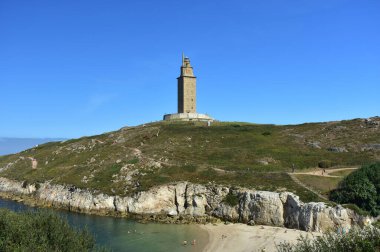 Torre de Hercules ya da Herkül Kulesi 'nde kumsal ve mavi gökyüzü. A Coruna, Galiçya, İspanya.