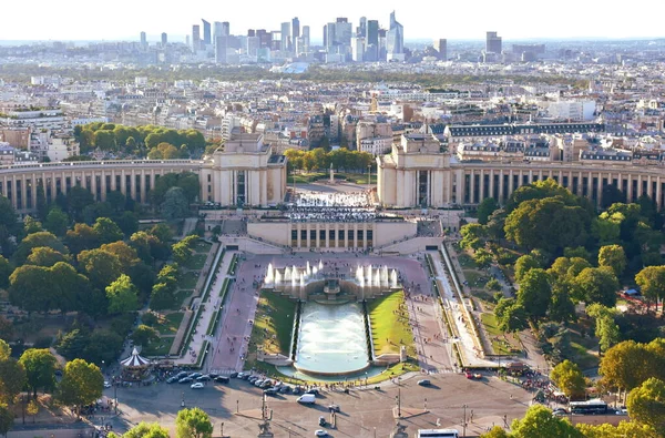 日落时巴黎的城市景观 图罗卡德罗的花园 喷泉和有拉防卫商业区的查洛宫 法国巴黎 — 图库照片