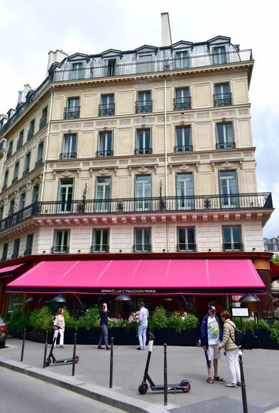 Paryska Kawiarnia Tarasem Ludźmi Place Madeleine Paryż Francja Sierpnia 2019 — Zdjęcie stockowe