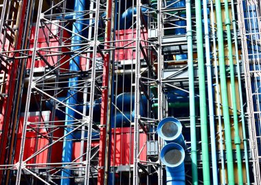 Merkez Pompidou 'nun dış görünüşü modern mimari detaylarıyla yakınlardaki bir sokaktan. Paris, Fransa. 12 Ağustos 2018.