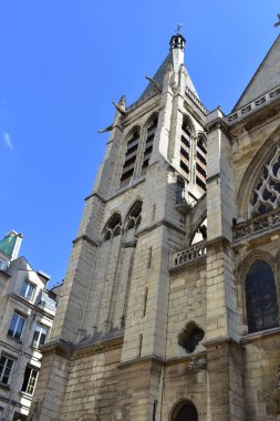 Eglise Saint-Severin, Latin Mahallesi 'nde, mavi gökyüzü ile gösterişli gotik bir kilise. Paris, Fransa.