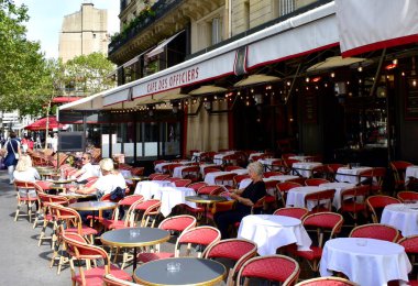 Teraslı Paris kafeleri ve Champ-de-Mars 'a yakın Invalides Quarter' da insanlar var. Paris, Fransa. 16 Ağustos 2019.