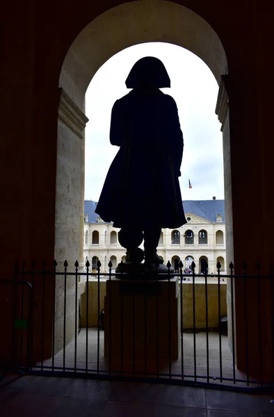 拿破仑 波拿巴国家残疾人旅馆雕像 后视镜 法国巴黎 2019年8月17日 — 图库照片
