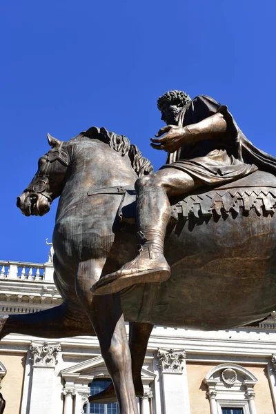 マーカス アウレリウスは キャピトリウムまたはキャピトリノールヒルのカンピドリオ広場に位置する騎馬ブロンズ像のレプリカ ローマ イタリア — ストック写真