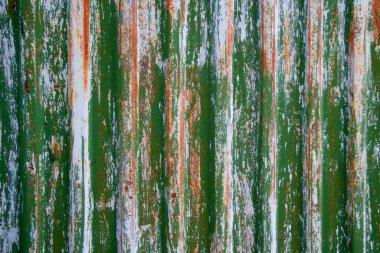 Saf beyaz kar üzerinde yanan bir mum. Boş alan