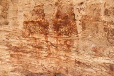 Red Stone Rock 'ın arka planı. Çizimler gözlere benziyor.