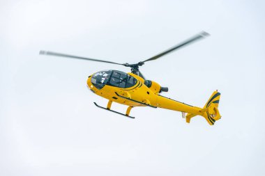 Sarı helikopter iniyor.