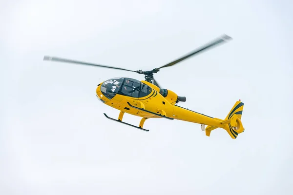 Yellow Helicopter Landing — Stock Photo, Image