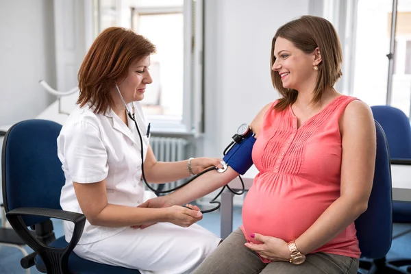 임신한 여자의 압력을 측정 하는 간호사 — 스톡 사진