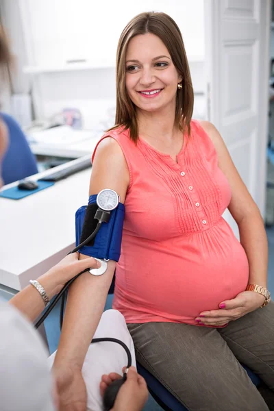 妊娠中の女性の血圧のチェックを看護師します。 — ストック写真