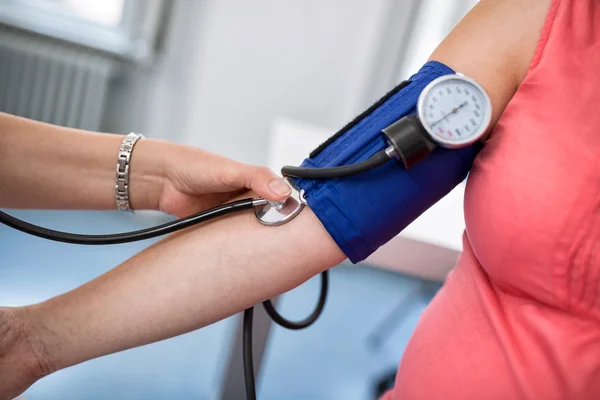 Nurse checking blood pressure of a pregnant woman — Stock Photo, Image