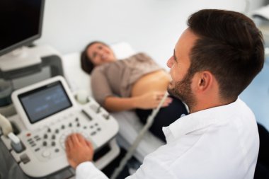 Ultrason sınav yapıyor Ginecologist