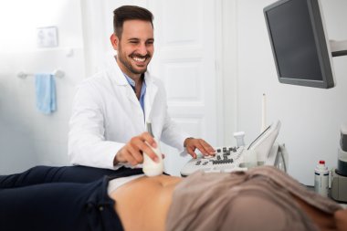 Hasta ultrason cihazıyla kontrol ediliyor.