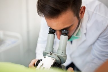Jinekolog, Colposcope 'lu bir hastayı muayene ediyor.