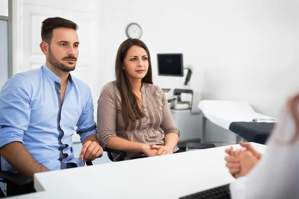 Doctor with patients at clinic — Stock Photo, Image