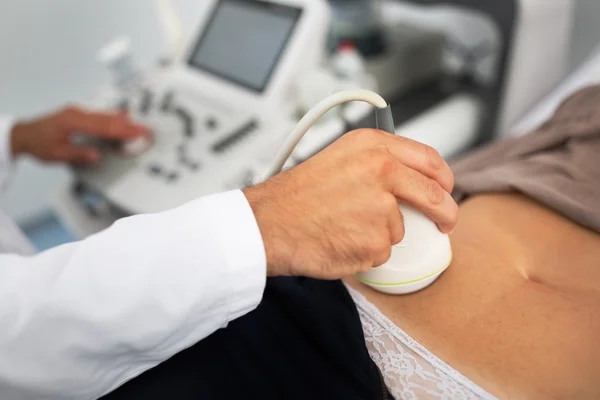 Paciente sendo verificado com equipamento de ultrassom — Fotografia de Stock