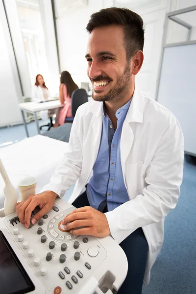 Gynäkologe untersucht Klinik — Stockfoto