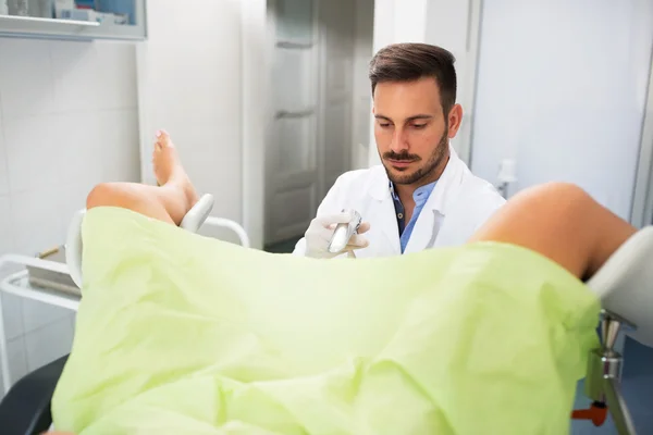 Gynécologue examen son patient — Photo