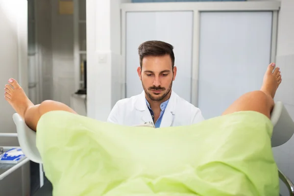 Gynekolog undersöker en patient — Stockfoto