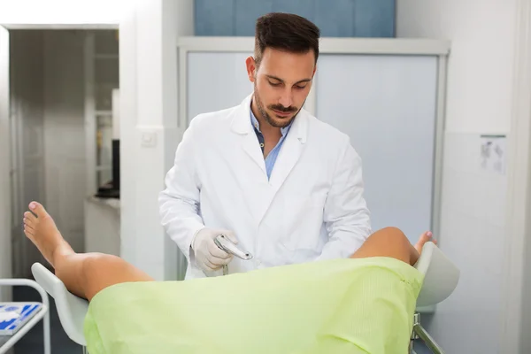 Jovem ginecologista exame seu paciente na clínica — Fotografia de Stock